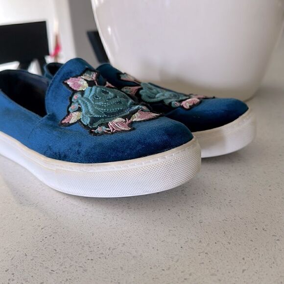 Dirty Laundry Slip Ons Loafers Blue Velvety Floral 9/40 Artsy Colorful Fun - Picture 10 of 13